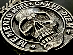 Dije MEMENTO MORI en internet