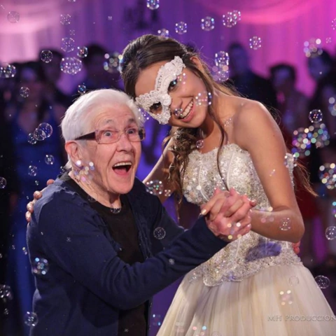 monoculo de encaje usado para bailar el vals