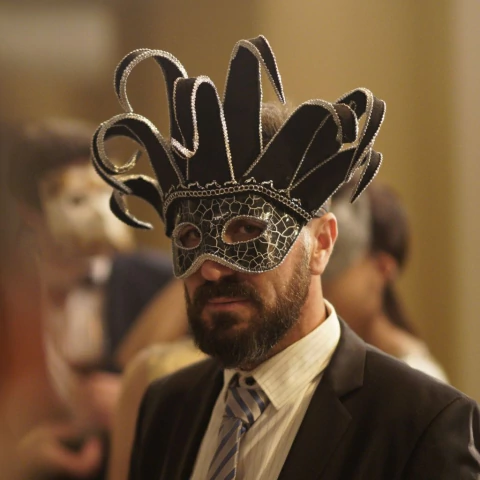 Antifaz veneciano Tibalt Icons negro y plata en evento - Máscara de lujo para hombres.