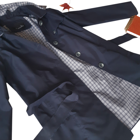 PILOTO DE LLUVIA CON CAPUCHA AZUL MARINO