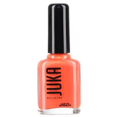 Frasco de vidrio cilíndrico negro mate con la marca Juka grabada en letras blancas minimalistas. En su interior resguarda una laca de uñas tradicional en un color naranja especiado y enérgico, un tono cálido de gran personalidad con acabado cremoso de alt