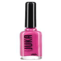 Frasco de vidrio cilíndrico en color negro mate que lleva impreso el logotipo de Juka en letras blancas. Su interior contiene una laca de uñas clásica en color violeta intermedio o lavanda intenso, con un acabado cremoso de alta cobertura. Es un producto 