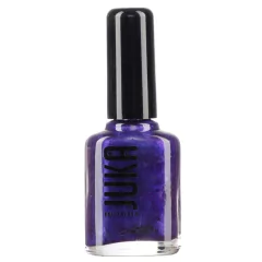 Envase cilíndrico de terminación negra mate que exhibe de frente la marca Juka en tipografía blanca y minimalista. Alberga una laca de uñas tradicional en un electrizante tono violeta o morado vibrante con acabado cremoso de gran cobertura. Su fórmula pro