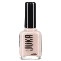 Botella cilíndrica de vidrio negro opaco con la palabra Juka estampada en una tipografía blanca y limpia. El envase resguarda un esmalte de uñas tradicional en color topo o taupe, una sofisticada mezcla de gris y marrón con acabado cremoso de gran cobertu
