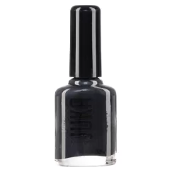 Frasco de vidrio cilíndrico negro mate con la marca Juka grabada en letras blancas minimalistas. En su interior resguarda un esmalte de uñas clásico en color negro medianoche intenso, con un acabado cremoso de gran cobertura y brillo espejo. Su fórmula tr