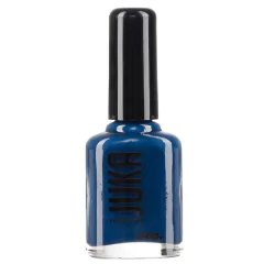 Envase cilíndrico de vidrio negro mate que exhibe de forma limpia el logotipo de Juka en tipografía blanca. Contiene una laca de uñas tradicional en un llamativo color azul océano brillante con acabado cremoso de alta densidad. Diseñado para una manicuría