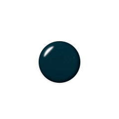 Gota de esmalte semipermanente color azul oscuro Ocean Blue sobre fondo blanco