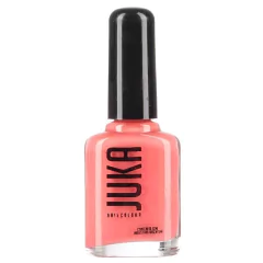 Vista de frente de un envase de esmalte para uñas de la marca Juka. El contenedor tiene un formato cilíndrico de vidrio negro opaco con terminación mate, llevando impreso en su cara frontal el nombre de la marca "Juka" en letras blancas de estilo minimali