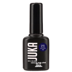 Primer plano de estudio de un frasco de esmalte semipermanente Juka en envase de color negro mate con tapa cilíndrica a tono. En el frente, lleva el logo "JUKA" impreso verticalmente en letras blancas, y debajo la leyenda "NAIL COLOUR - ESMALTE PARA UÑAS 