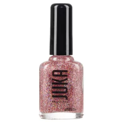 Botella minimalista cilíndrica de color negro mate con la inscripción blanca de Juka. Alberga un delicado esmalte rosa viejo holográfico con destellos multicolores que reaccionan a la luz. Ofrece un acabado de secado veloz al aire y una fórmula vegana, 10