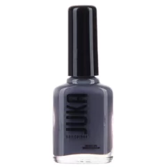 Envase de diseño minimalista de la línea clásica de esmaltes Juka, caracterizado por su botella de tono negro opaco. En la etiqueta circular del frente se lee la variante "KUALA LUMPUR 80", la cual revela un color exótico, elegante y sofisticado de alta c