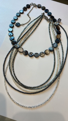 Collar nácar circular gris grafito laminado en oro. - comprar online