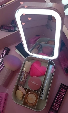 Organizador con luz led + kit de make up