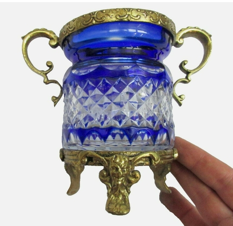 Potich de cristal de roca azul con tapa y ornamentación de bronce en talla checoslovaca