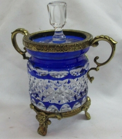 Potich de cristal de roca azul con tapa y ornamentación de bronce en talla checoslovaca en internet