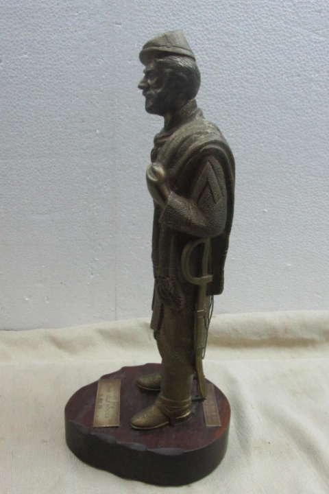 Estatua de un soldado fortinero de campaña gaucho hecha de bronce macizo c1980 - comprar online