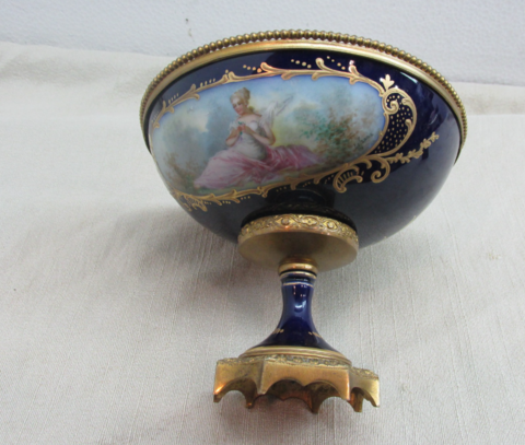 intersante Sevres de porcelana dorado y firmado LEZONE circa 1910 - Polo Antiguo - Antigüedades en Argentina