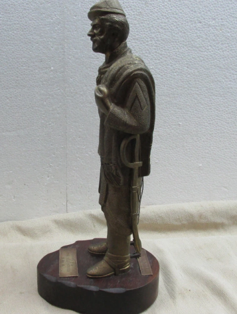 Estatua de un soldado fortinero de campaña gaucho hecha de bronce macizo c1980 - comprar online