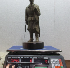 Estatua de un soldado fortinero de campaña gaucho hecha de bronce macizo c1980