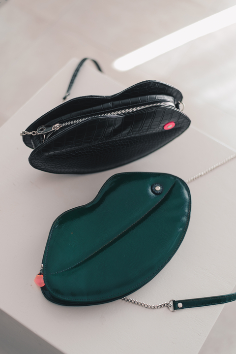 Cartera kiss verde charol