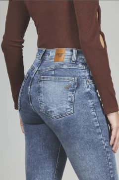 Jeans Mom Bota Desflecado Elast.- 092 - tienda online