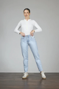 Jean mom celeste tacha lateral rigido - 191 - tienda online