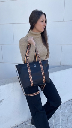 Bolso Asia Negro con Animal print en internet