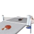 Juego de tenis retráctil Playspot con red y paleta sobre una mesa.