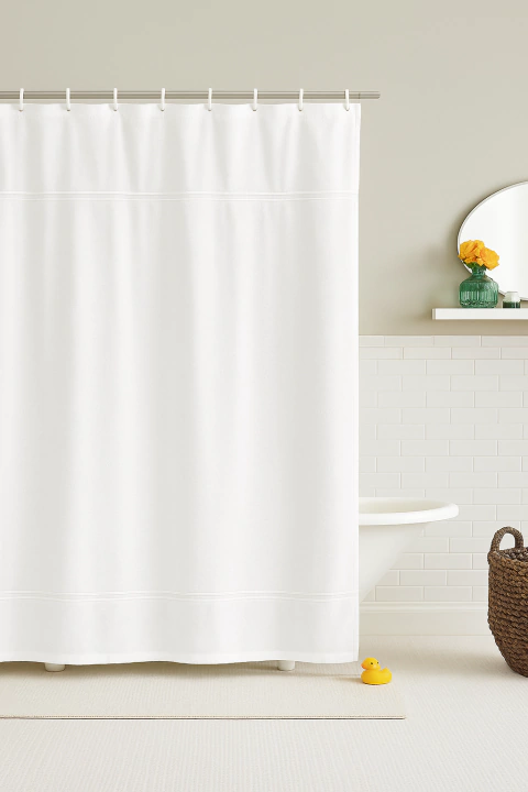 Cortina de baño Vainilla línea hotelera – Blanca lisa con detalle en vainilla