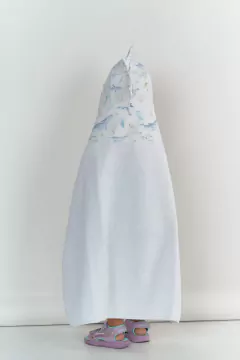 Imagen de Toallón de cuerpo con capucha y cresta de dinosaurio estampada. -