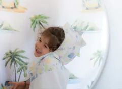 Toallón de cuerpo con capucha y cresta de dinosaurio estampada. - - comprar online