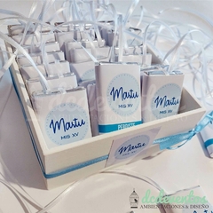 60 chocolates personalizados para 15 años con cinta, dijes y caja