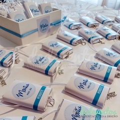 60 chocolates personalizados para 15 años con cinta, dijes y caja en internet