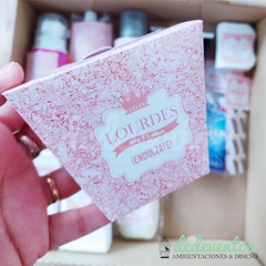 COMBO 15 AÑOS: PULSERAS + RASPADITAS + CHOCOS CON DIJES + KITS DE BAÑO + TARJETITAS SOUVENIRS - comprar online