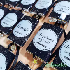 50 chocolates con cinta y dijes 15 años (DISEÑO A ELECCIÓN)