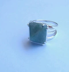 Anillo piramide con cuarzo verde