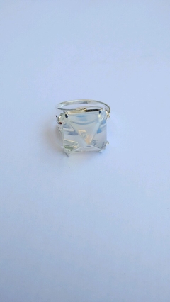 Anillo piramide con piedra de la luna