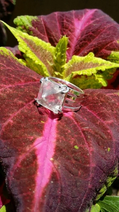 Anillo piramide con cuarzo cristal