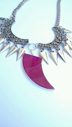 Pechera con ágata fucsia