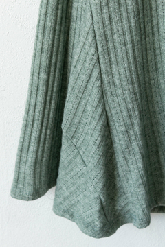Sweater LAUREN, Sweater amplio escote en v y con recorte en evassé