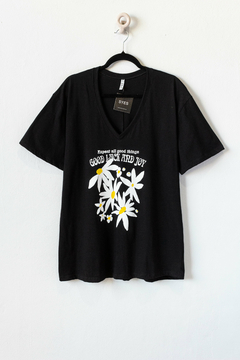 Remera ADELINE, Remera escote en V manga corta, ESTAMPA MARGARITAS - tienda online