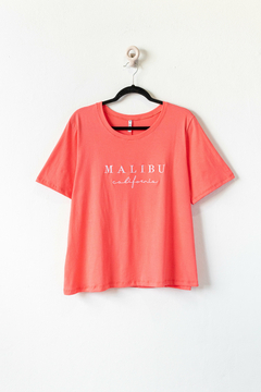 Remera CALIFORNIA, Remera bordado MALIBU CALIFORNIA - SYES | Mayorista