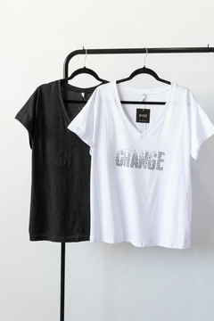 Remera CARRIE, Remera escote en V manga corta con aplique CHANGE