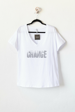 Remera CARRIE, Remera escote en V manga corta con aplique CHANGE - comprar online