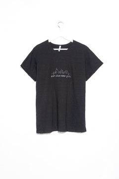 Remera Noemi, Remera basica algodon bordado New york - tienda online