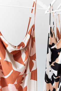 Vestido MAGNOLIA estampado, Vestido con escote buche, largo con abertura en laterales - SYES | Mayorista