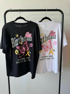 Remera NAOS (Bizthdau) Remera manga corta de cuello redondo con estampa Bizhdau en espalda - comprar online