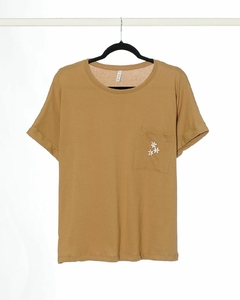 Remera AURORA de cuello redondo y manga caída con margaritas bordadas en bolsillo - tienda online