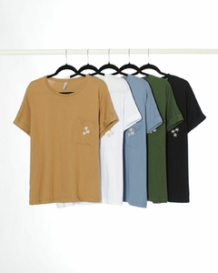 Remera AURORA de cuello redondo y manga caída con margaritas bordadas en bolsillo