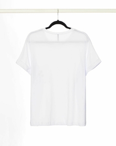Remera AURORA de cuello redondo y manga caída con margaritas bordadas en bolsillo - comprar online